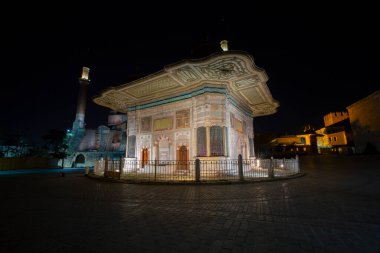 Üç. Ahmet Fountain, rokoko tarzı mimarisi ile Türkiye 'nin en güzel işidir..