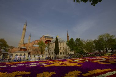Sultanahmet Meydanı Lale Festivali her yıl nisan ayında gerçekleşir