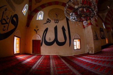 Eski Cami, Türkiye 'nin Edirne ilinin merkezinde yer alan bir camidir. Edirne 'deki zamanımıza kadar ayakta kalan ilk anıtsal yapı olarak da bilinir..