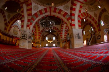 Eski Cami, Türkiye 'nin Edirne ilinin merkezinde yer alan bir camidir. Edirne 'deki zamanımıza kadar ayakta kalan ilk anıtsal yapı olarak da bilinir..