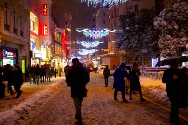Taksim gecesi ve nostaljik tramvay, kınalı gece