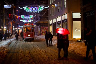 Taksim gecesi ve nostaljik tramvay, kınalı gece