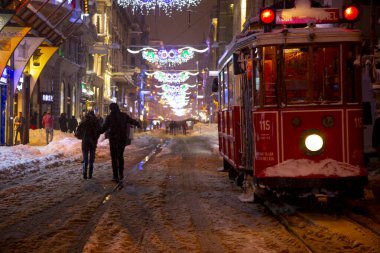 Taksim gecesi ve nostaljik tramvay, kış gecesi