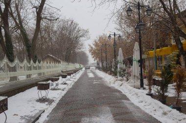 Edirne, Trkiye 'nin kuzeybatısında, Yunanistan ve Bulgaristan sınırında yer alan tarihi ve kültürel zenginliğiyle tanınan bir şehirdir..