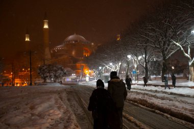 Sultanahmet Meydanı, Sultanahmet Camii ve Ayasofya Büyük Camii kar altında.