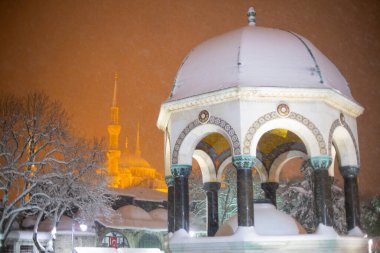 Sultanahmet Meydanı, Sultanahmet Camii ve Ayasofya Büyük Camii kar altında.