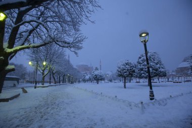 Sultanahmet Meydanı, Sultanahmet Camii ve Ayasofya Büyük Camii kar altında.