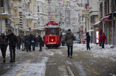 Taksim ve nostaljik tramvay, kar altında Galata Kulesi