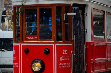 Taksim ve nostaljik tramvay, kar altında Galata Kulesi
