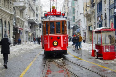 Taksim ve nostaljik tramvay, kar altında Galata Kulesi