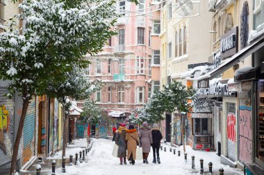 Taksim ve nostaljik tramvay, kar altında Galata Kulesi