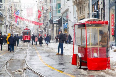 Taksim ve nostaljik tramvay, kar altında Galata Kulesi