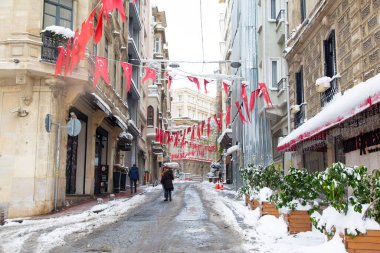 Taksim ve nostaljik tramvay, kar altında Galata Kulesi