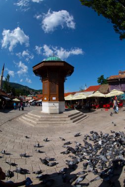 Saraybosna 'nın kalbi olan Bascarsija' nın merkezinde yer alan Sebilj Çeşmesi, 1753 yılında Mehmet Paşa Kukavica tarafından inşa edildi..