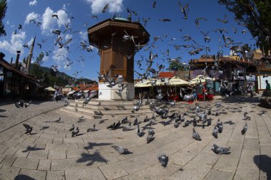 Saraybosna 'nın kalbi olan Bascarsija' nın merkezinde yer alan Sebilj Çeşmesi, 1753 yılında Mehmet Paşa Kukavica tarafından inşa edildi..