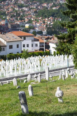 Kurbanlar çoğunlukla Boşnak, bazıları Hırvat erkekleriydi. Srebrenica Soykırım Anıtı. Srebrenica Soykırım Anıtı 'ndaki mezar taşları.