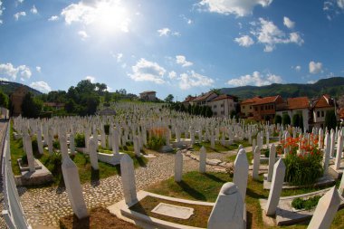 Kurbanlar çoğunlukla Boşnak, bazıları Hırvat erkekleriydi. Srebrenica Soykırım Anıtı. Srebrenica Soykırım Anıtı 'ndaki mezar taşları.