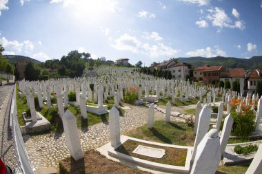 Kurbanlar çoğunlukla Boşnak, bazıları Hırvat erkekleriydi. Srebrenica Soykırım Anıtı. Srebrenica Soykırım Anıtı 'ndaki mezar taşları.