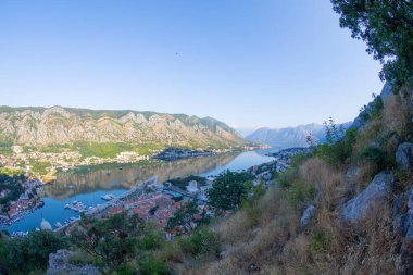 Kotor, Karadağ 'da bir kıyı kentidir. Kalenin manzarası.