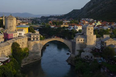 Tarihi Mostar Köprüsü 'nün havadan görünüşü