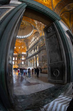Dünyanın sekizinci harikası olarak kabul edilen Ayasofya, şu anda bir cami olarak hizmet veriyor..