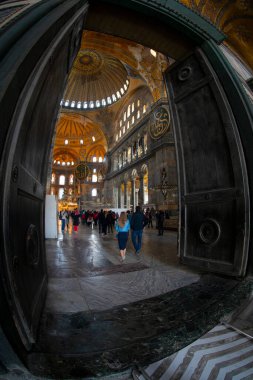 Dünyanın sekizinci harikası olarak kabul edilen Ayasofya, şu anda bir cami olarak hizmet veriyor..