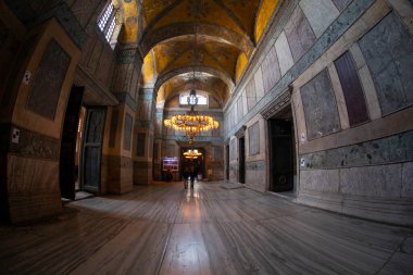 Dünyanın sekizinci harikası olarak kabul edilen Ayasofya, şu anda bir cami olarak hizmet veriyor..