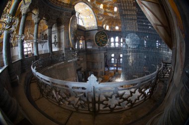 Dünyanın sekizinci harikası olarak kabul edilen Ayasofya, şu anda bir cami olarak hizmet veriyor..