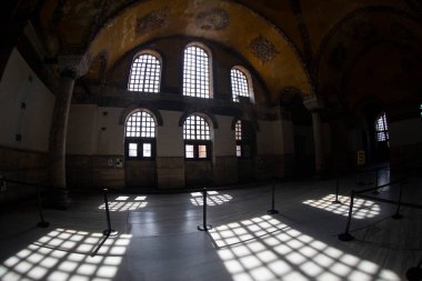 Dünyanın sekizinci harikası olarak kabul edilen Ayasofya, şu anda bir cami olarak hizmet veriyor..