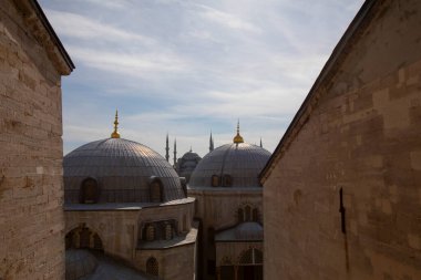 Dünyanın sekizinci harikası olarak kabul edilen Ayasofya, şu anda bir cami olarak hizmet veriyor..