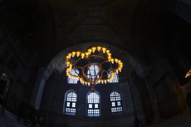 Dünyanın sekizinci harikası olarak kabul edilen Ayasofya, şu anda bir cami olarak hizmet veriyor..