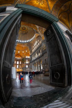 Dünyanın sekizinci harikası olarak kabul edilen Ayasofya, şu anda bir cami olarak hizmet veriyor..