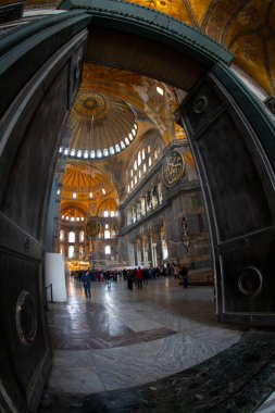 Dünyanın sekizinci harikası olarak kabul edilen Ayasofya, şu anda bir cami olarak hizmet veriyor..