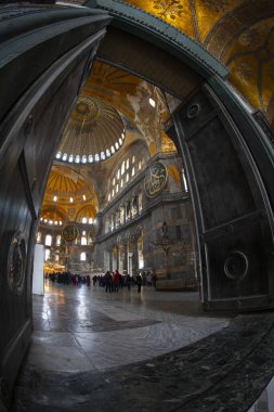 Dünyanın sekizinci harikası olarak kabul edilen Ayasofya, şu anda bir cami olarak hizmet veriyor..