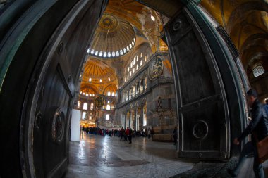 Dünyanın sekizinci harikası olarak kabul edilen Ayasofya, şu anda bir cami olarak hizmet veriyor..