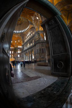 Dünyanın sekizinci harikası olarak kabul edilen Ayasofya, şu anda bir cami olarak hizmet veriyor..
