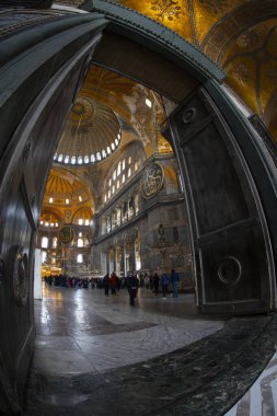 Dünyanın sekizinci harikası olarak kabul edilen Ayasofya, şu anda bir cami olarak hizmet veriyor..