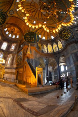 Dünyanın sekizinci harikası olarak kabul edilen Ayasofya, şu anda bir cami olarak hizmet veriyor..