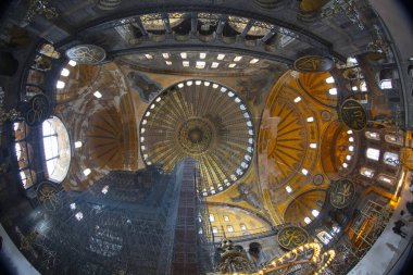 Dünyanın sekizinci harikası olarak kabul edilen Ayasofya, şu anda bir cami olarak hizmet veriyor..