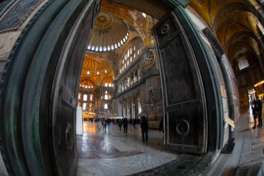 Dünyanın sekizinci harikası olarak kabul edilen Ayasofya, şu anda bir cami olarak hizmet veriyor..
