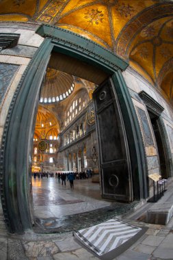Dünyanın sekizinci harikası olarak kabul edilen Ayasofya, şu anda bir cami olarak hizmet veriyor..