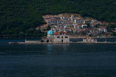 Kayalıkların Hanımefendisi, Karadağ 'ın Kotor Körfezi' ndeki Perast açıklarındaki iki adadan biri. 