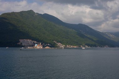 Kayalıkların Hanımefendisi, Karadağ 'ın Kotor Körfezi' ndeki Perast açıklarındaki iki adadan biri. 