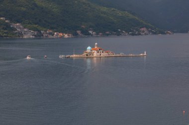 Kayalıkların Hanımefendisi, Karadağ 'ın Kotor Körfezi' ndeki Perast açıklarındaki iki adadan biri. 