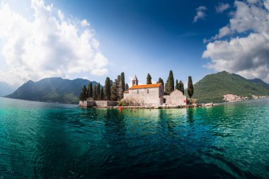 Adada 12. yüzyılda inşa edilen St. George Benedikt Manastırı ve Perast ve Kotor Körfezi 'nin tamamı eski soylular için yapılmış eski bir mezarlık bulunuyor..