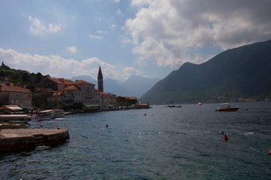 Adada 12. yüzyılda inşa edilen St. George Benedikt Manastırı ve Perast ve Kotor Körfezi 'nin tamamı eski soylular için yapılmış eski bir mezarlık bulunuyor..