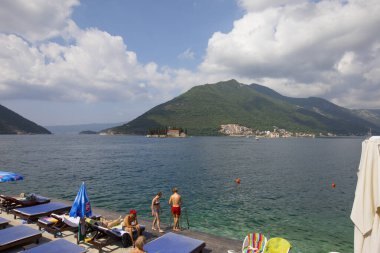 Adada 12. yüzyılda inşa edilen St. George Benedikt Manastırı ve Perast ve Kotor Körfezi 'nin tamamı eski soylular için yapılmış eski bir mezarlık bulunuyor..