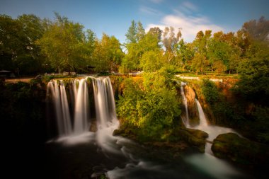 Duden Şelalesi, Antalya şehir merkezine yaklaşık 10 kilometre uzaklıkta..