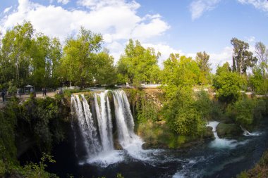 Duden Şelalesi, Antalya şehir merkezine yaklaşık 10 kilometre uzaklıkta..
