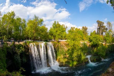 Duden Şelalesi, Antalya şehir merkezine yaklaşık 10 kilometre uzaklıkta..